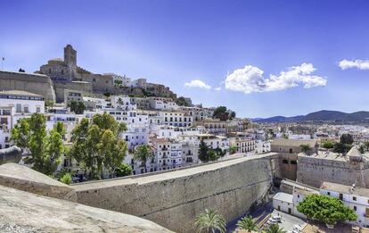 Panorámica de las murallas de Ibiza, con la catedral al fondo a la izquierda.