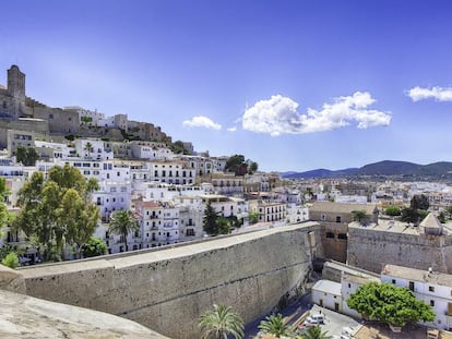 Panor&aacute;mica de las murallas de Ibiza, con la catedral al fondo a la izquierda.