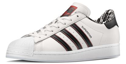 La reinvención de un clásico. El estilo de estas exclusivas Adidas Originals AW LAB para hombre presenta una parte superior blanca con tres rayas negras ribeteadas en rojo, un color que también distingue el talón y la lengüeta. Un elegante detalle multimarca en blanco y negro enmarca la zapatilla antes de hundirse en el rojo de la plantilla. Como un maxiholograma, cuenta con el signo negro de Superstar en la suela, con un efecto 3D entre las transparencias del blanco. Precio: 100 euros.