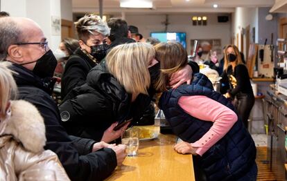 Una clienta felicita a la propietaria del bar Trompeta de Plata tras el primer premio en el sorteo extraordinario de la lotería del Niño, en Logroño. 