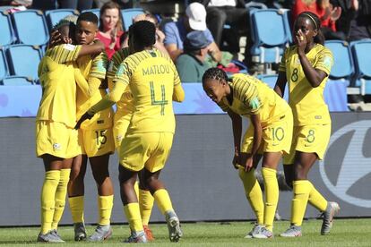 Thembi Kgatlana (primera por la izquierda) celebra el gol con sus compañeras.