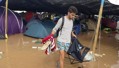 Un joven en el Arenal Sound de Burriana tras la tormenta.