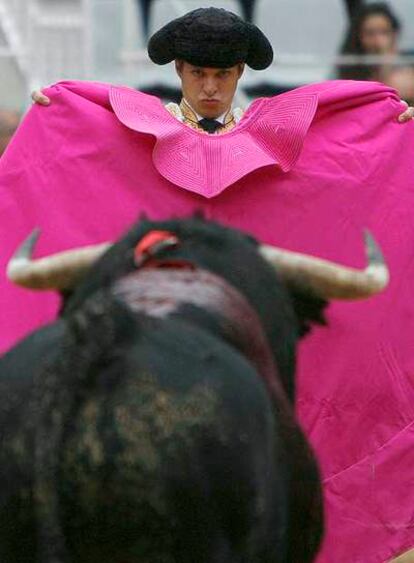 El Juli, durante la faena a su primer toro.