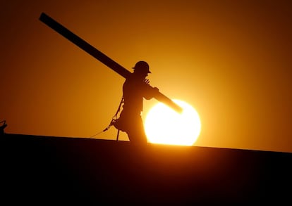 Un obrero trabaja a la salida del sol en Gilbert, Arizona.