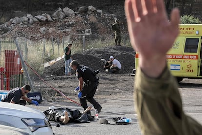 Expertos forenses inspeccionan el cuerpo sin vida de una de las víctimas, en el lugar de un ataque en el asentamiento judío de Eli, en el norte de la Cisjordania.