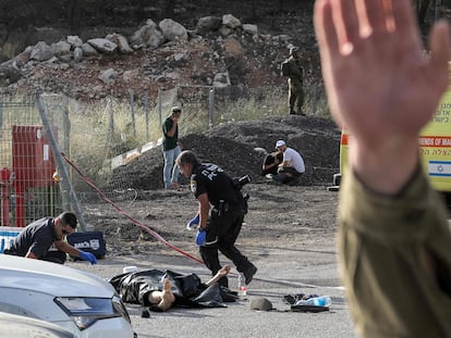 Expertos forenses inspeccionan el cuerpo sin vida de una de las víctimas, en el lugar de un ataque en el asentamiento judío de Eli, en el norte de la Cisjordania.