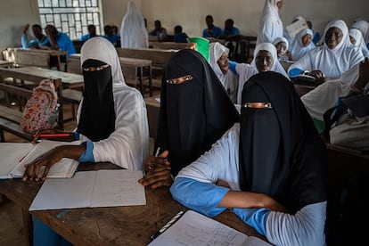 Tres adolescentes asisten a clase en la escuela coránica que dirige el iman Abdoulie Fatty en el municipio de Kanifing, en Gambia.