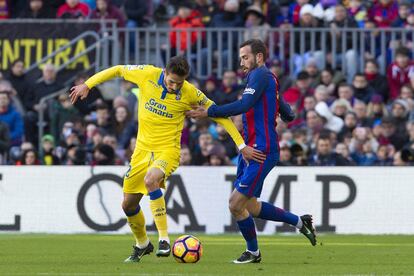 El defensa del Barcelona, Aleix Vidal (d) presiona al defensa portugués del Las Palmas, Helder Lópes.