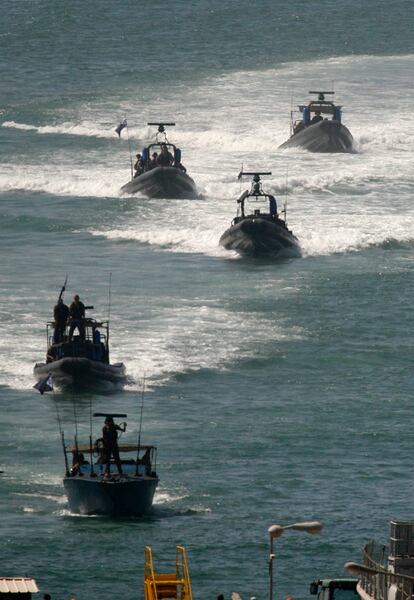 Embarcaciones israelíes de combate regresan al puerto de Ashdod, al sur de Israel.