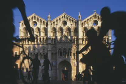 Bicicletas en la plaza de la catedral, en el centro de Ferrara (Italia).