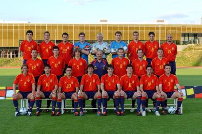 Foto de la selección española de fútbol en la Eurocopa de Portugal 2004. De izquierda a derecha, arriba: César, Fernando Torres, Juanito, Iker Casillas, Cañizares, Aranzubía, Iván Helguera, Valerón y Raúl Bravo. En medio: Gabri, Luque, Puyol, Iñaki Sáez, Baraja, Etxeberría, Joaquín. Abajo: Michel Salgado, Morientes, Xavi, Raúl, Albelda, Xabi Alonso, Vicente y Marchena.