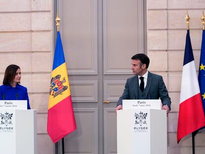 La presidenta de Moldavia, Maia Sandu, y el presidente francés, Emmanuel Macron, ofrecen una rueda de prensa en el Elíseo, el pasado 7 de marzo.