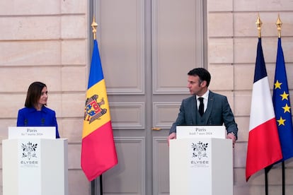 La presidenta de Moldavia, Maia Sandu, y el presidente francés, Emmanuel Macron, ofrecen una rueda de prensa en el Elíseo, el pasado 7 de marzo.