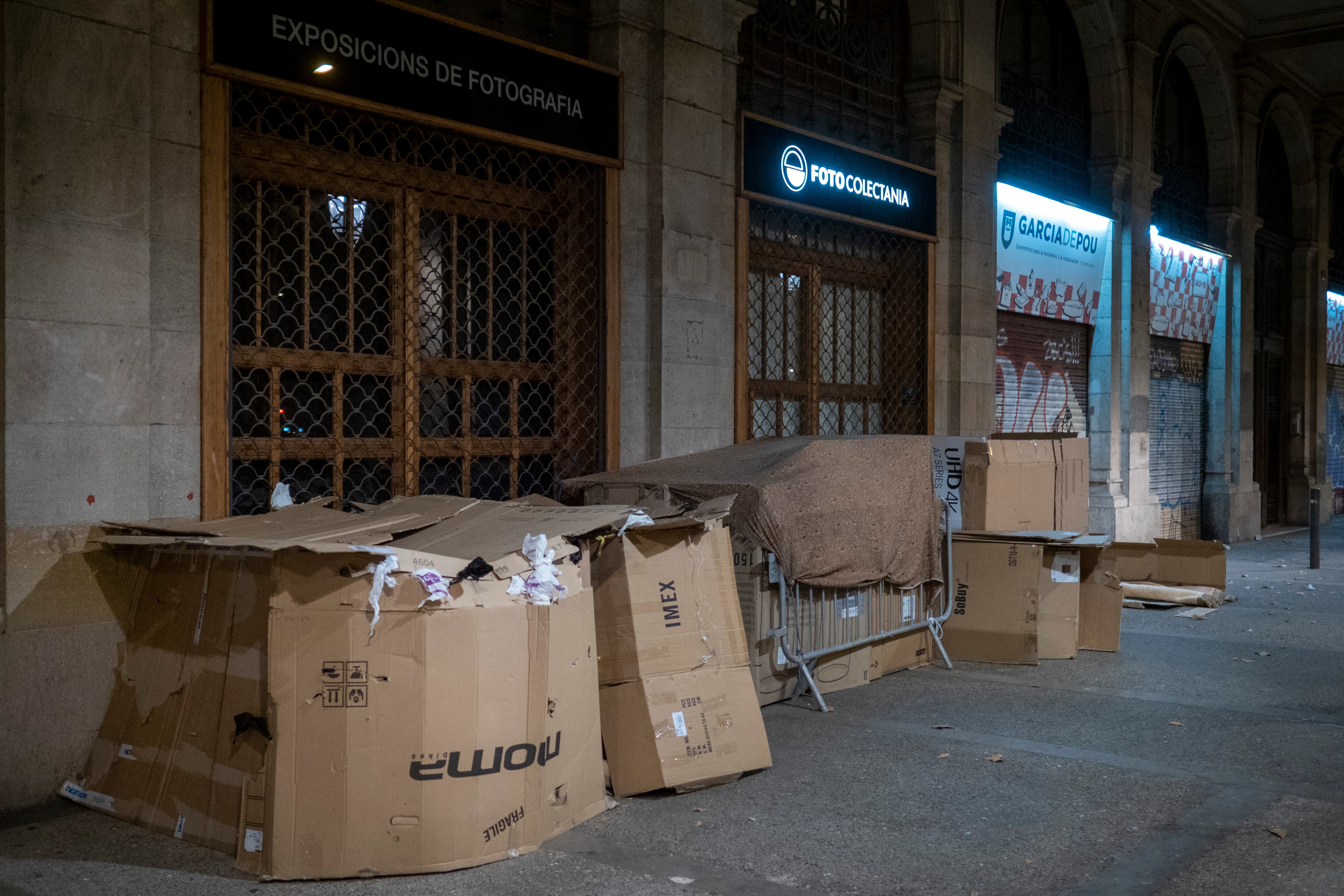 Sin techo protegidos por cajas de cartón