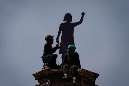 Miembros de colectivos feministas, madres de desaparecidos, familiares de víctimas de feminicidios intervinieron el pedestal donde se encontraba la estatua a Cristóbal Colón en Ciudad de México. 