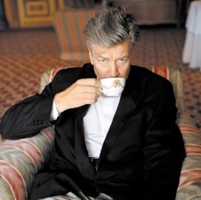 David Lynch tomando café, una de sus pasiones que también refleja en Twin Peaks.