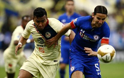 Lichnovsky y Martínez pelean por el balón.