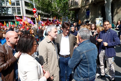 El líder del PSC, Salvador Illa (C) asiste a la manifestación convocada por CCOO y UGT para celebrar el Día Internacional de los Trabajadores , este miércoles en Barcelona.