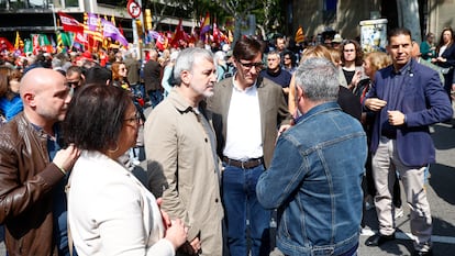 El líder del PSC, Salvador Illa (C) asiste a la manifestación convocada por CCOO y UGT para celebrar el Día Internacional de los Trabajadores , este miércoles en Barcelona.