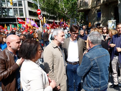 El líder del PSC, Salvador Illa (C) asiste a la manifestación convocada por CCOO y UGT para celebrar el Día Internacional de los Trabajadores , este miércoles en Barcelona.