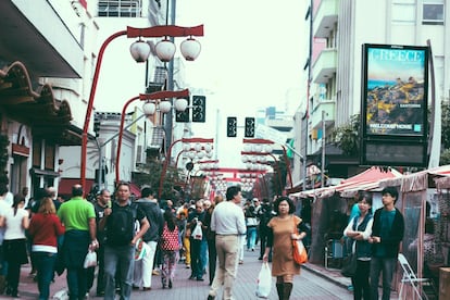 Poucos lugares da cidade fazem eu me sentir vivendo em uma metrópole como o bairro da Liberdade. Nos fins de semana, a entropia urbana ao redor da praça dessa Chinatown à brasileira lembra que São Paulo não é cinza. A capital tem tantas cores como as lanternas vermelhas que servem de cartão postal do bairro, as roupas dos cosplayers adolescentes (talvez nem tão jovens assim) que se amontoam na saída da estação Liberdade ou as bugigangas que lotam as vitrines e os olhos dos frequentadores. Para quem sente prazer em comer, a região é um prato cheio – com perdão do trocadilho – independentemente de quanta grana se tenha, e dá até pra levar ingredientes orientais pra casa sem ser assaltado (no sentido figurado). Foi aqui que eu, uma (então) jovem porto-alegrense pouco viajada, descobri que lamen não é miojo, que comida japonesa não é só sushi e que não há melhor forma de curar dor de amor, timidez e mau humor que num karaokê. “Melona de banana” é minha versão particular do “Haagen Dazs de mangaba” da letra dos Paralamas do Sucesso. (Kellen Moraes)