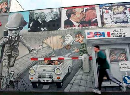 Parte del muro retirado en el que aparece el beso del dictador soviético Leonid Bréznev a su colega germano oriental Erich Honecker.