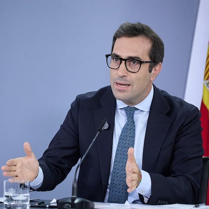 El ministro de Economía, Carlos Cuerpo, durante una rueda de prensa posterior a la reunión del Consejo de Ministros, en el Palacio de la Moncloa, a 16 de septiembre, en Madrid (España). El Consejo de Ministros ha aprobado coeficientes reductores para los bomberos forestales. Se trata de una obligación recogida en la Ley del Derecho de Defensa aprobada el año pasado. Este coeficiente reductor se basa en una operación matemática que permite aplicar un 20% a los años trabajados para reducir la edad de jubilación, normalmente con el límite de los 60 años, salvo que se hayan cotizado 35 años.
16 SEPTIEMBRE 2025;MINISTROS;BOMBEROS FORESTALES;
Jesús Hellín   / Europa Press
16/09/2025