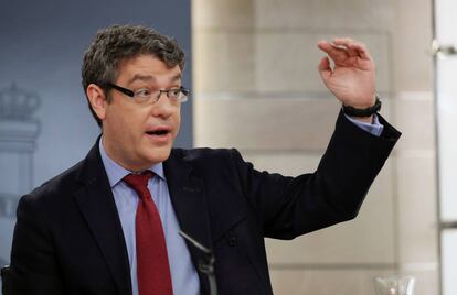 El ministro Álvaro Nadal tras el Consejo de Ministros.