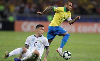 Alves (d) en la semifinal contra Argentina.