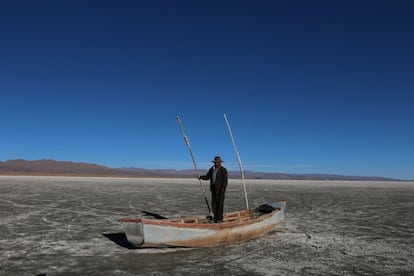 Braulio, con su vieja barca en el lecho seco del lago.