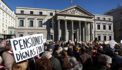 Manifestaci&oacute;n de pensionistas frente al Congreso de los Diputados.