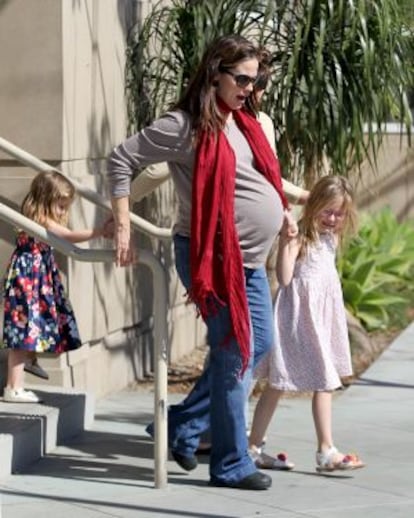 Jennifer Garner y sus hijas Seraphine y Violet el 23 de febrero de 2012.