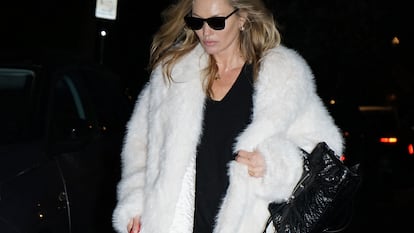 Kate Moss paseando por Londres con modelo Le City de Balenciaga