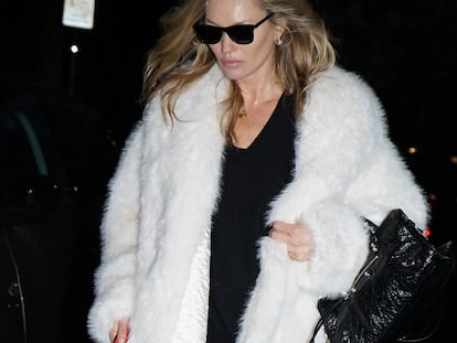 Kate Moss paseando por Londres con modelo Le City de Balenciaga