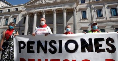 Manifestación de pensionistas delante del Congreso de los Diputados.