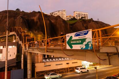 Un puente que está deisgnado como ruta de escape en caso de tsunami, en la playa Waikiki del distrito de Miraflores.