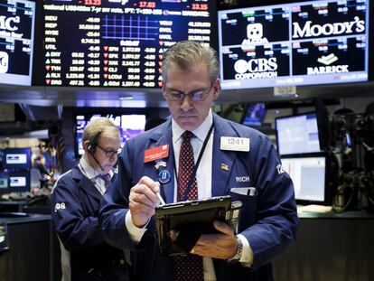 Corredores de bolsa en el parqué de Nueva York