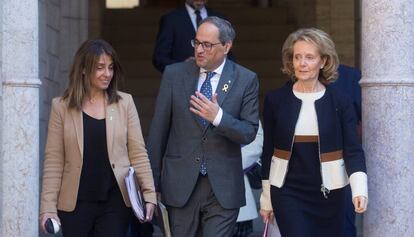Torra, acompañado de las nuevas consejeras de Presidencia, Meritxell Budó (izquierda) y de Cultura, Mariàngela Vilallonga, este martes.
