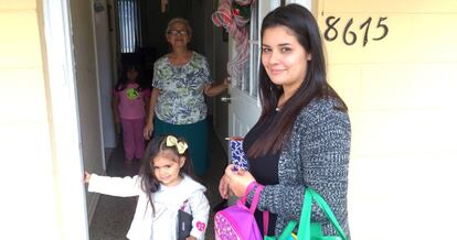 Rivera llega con su hija a la casa de la abuela paterna de la niña.