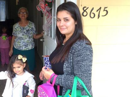 Rivera llega con su hija a la casa de la abuela paterna de la ni&ntilde;a.
 