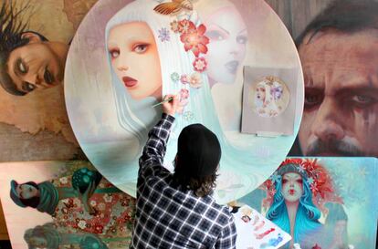 El ilustrador Hernan Dvojak con su obra 'Doppelgänger'.