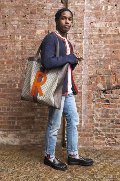 El cantante A$AP Rocky, con un bolso de Gucci personalizado con sus iniciales.