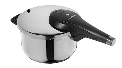 Este modelo de olla a presión tiene dos niveles de cocción y es compatible con todo tipo de cocinas.