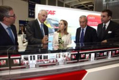 El hasta ahoral presidente de RENFE, Julio G&oacute;mez-Pomar (2d), junto a la ministra de Fomento, Ana Pastor, en una reciente visita a una feria internacional del Transporte en Berl&iacute;n.