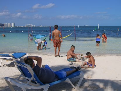 Unos niños juegan en la playa durante un periodo vacaional, en Cancún, Estado de Quintana Roo, el 9 de diciembre de 2022.