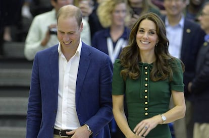 Kate Middleton junto a su esposo el príncipe Guillermo, con el traje de Dolce&Gabbana durante su viaje a Canadá en septiembre de 2016.