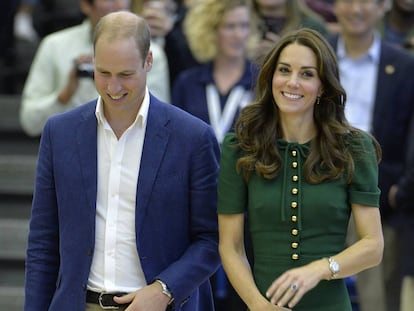 Kate Middleton junto a su esposo el príncipe Guillermo, con el traje de Dolce&Gabbana durante su viaje a Canadá en septiembre de 2016.