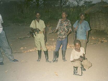 Cuatro niños guerrilleros del Ejército de Resistencia del Señor, en el norte de Uganda.