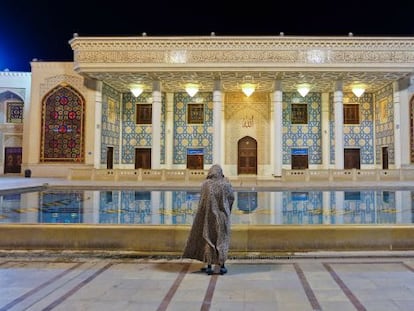 Una de las tumbas del mausoleo de Shah Cheragh, en Shiraz (Irán).