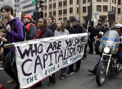 La cumbre de Washington (EE UU) ha generado protestas por parte grupos antisistema en ciudades de todo el mundo. En la foto, un grupo de manifestantes de la capital estadounidense portan un cartel en el que se lee: "¿Para quiénes estáis salvando el capitalismo? Los ricos y los poderosos".